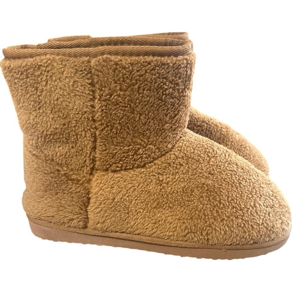 MarleyLilly fuzzy tan boots. Womens size 8 Brand New.